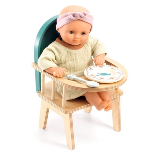Djeco babydukke med dukkestol og spisesæt. Olisan.dk