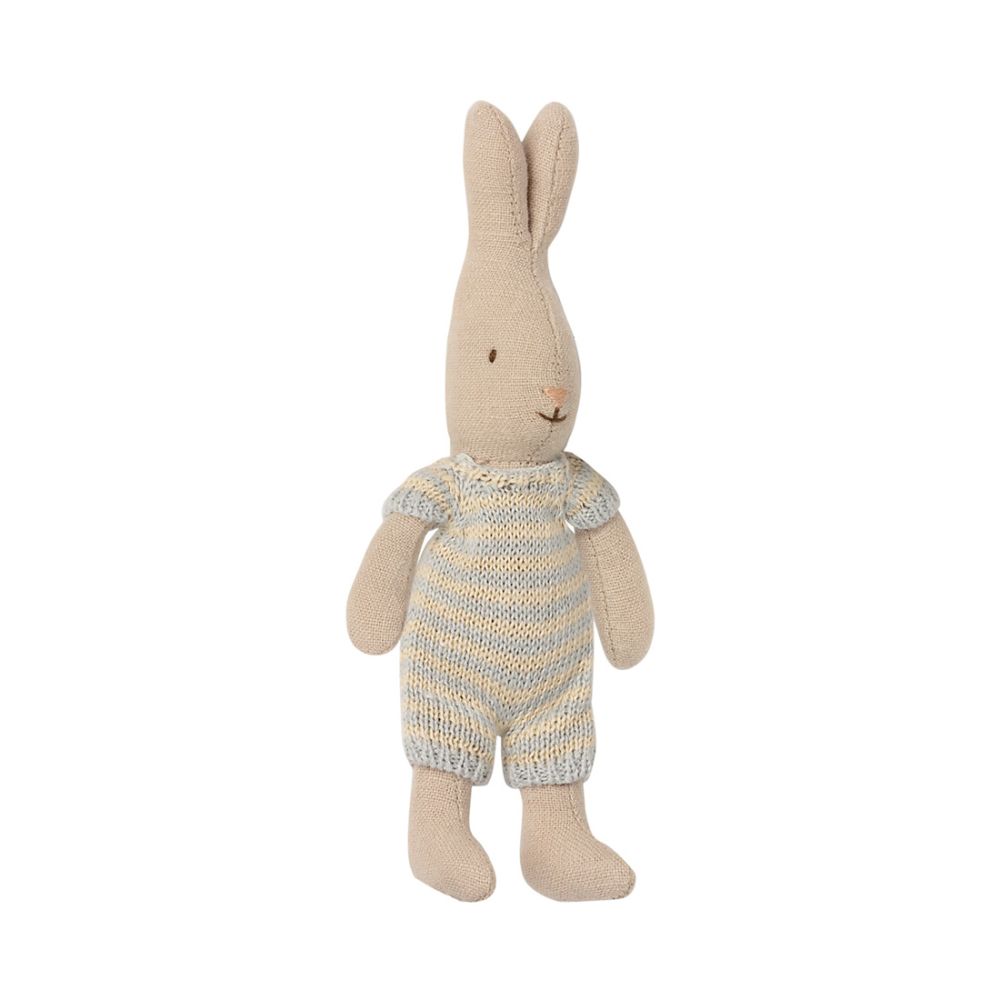 Maileg rabbit kanin med stritøre. kaninen er i en fin stribet strikket buksedragt. Kaninen måler længde  14,5 cm