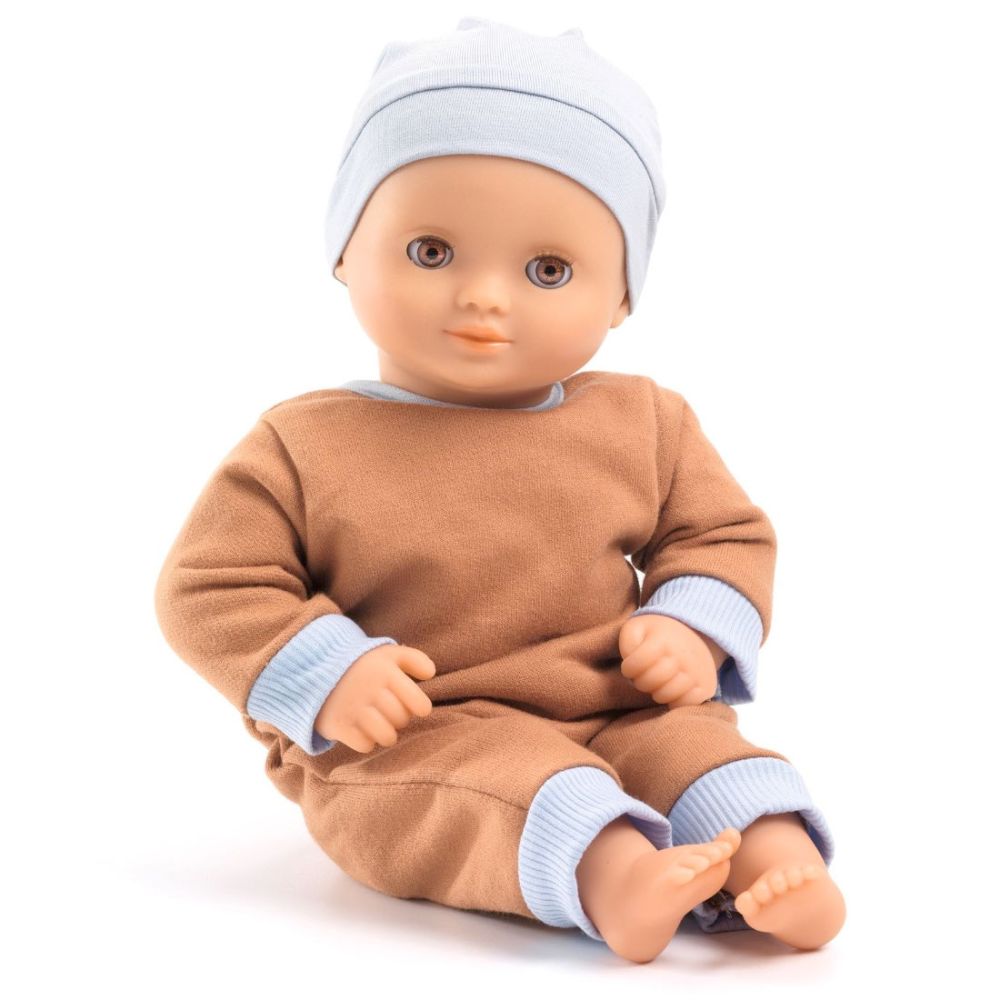 Djeco Pomea babydukke med brun buksedragt. Dukken hedder Praline.