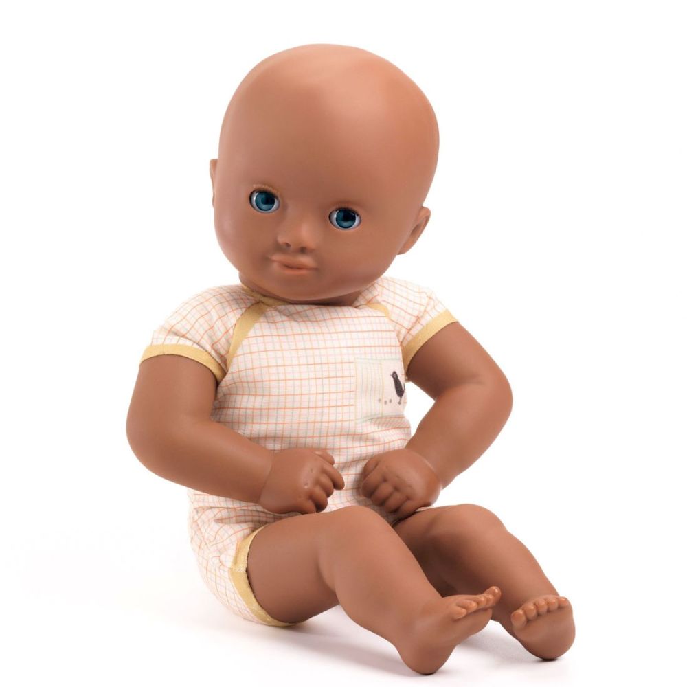 Pomea babydukke med blød krop trykt med ternet undertøj. Dukken har blå øjne og mørk hud.