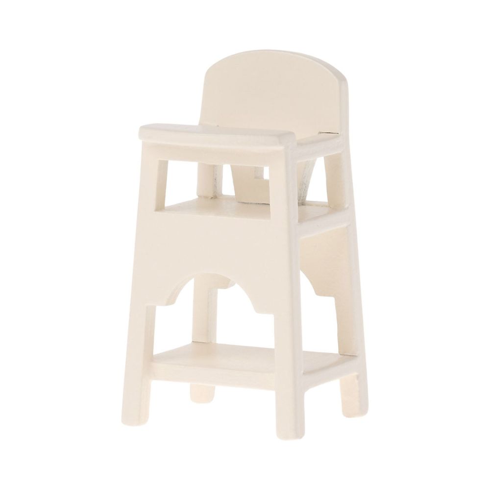 Maileg højstol til babymus fra Maileg. Stolen er råhvid med fine udskæringer.