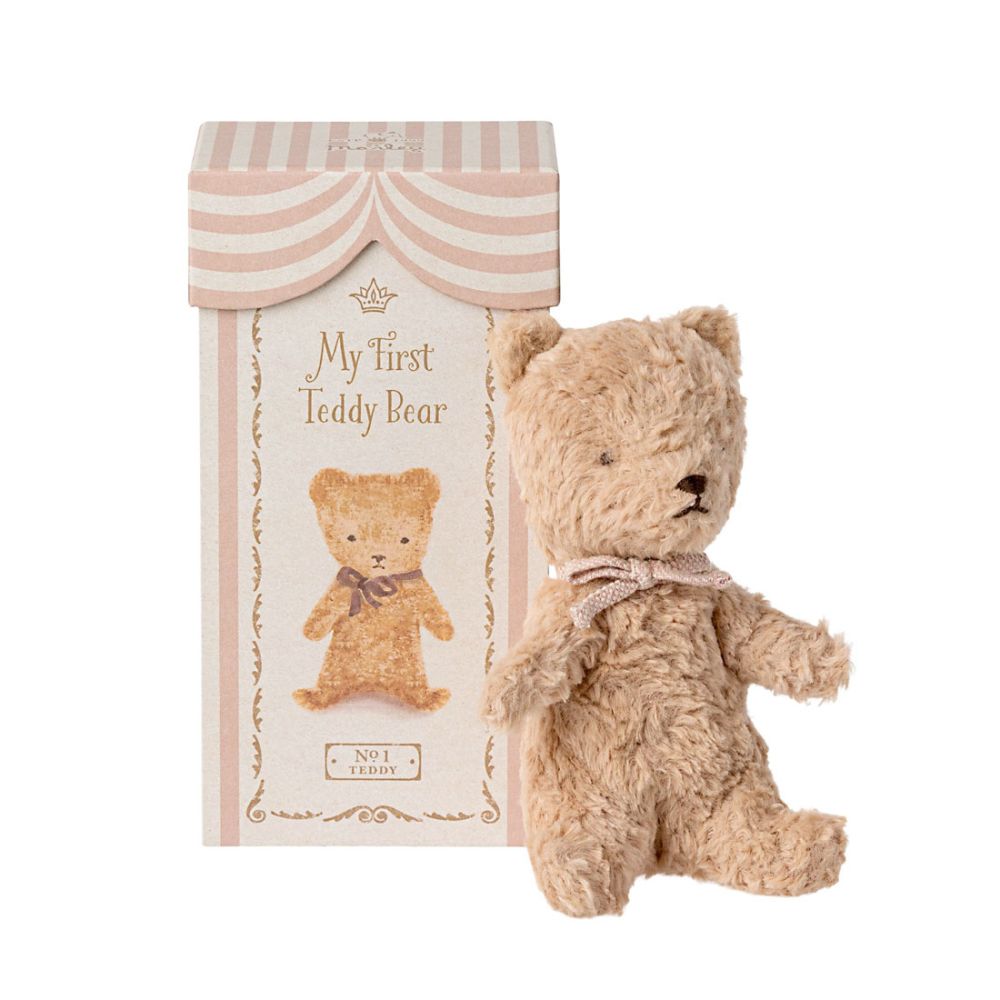 Maileg My First Teddy i æske til nyfødte, som navn, fødselsdag, fødselsvægt og højde kan skrives i.