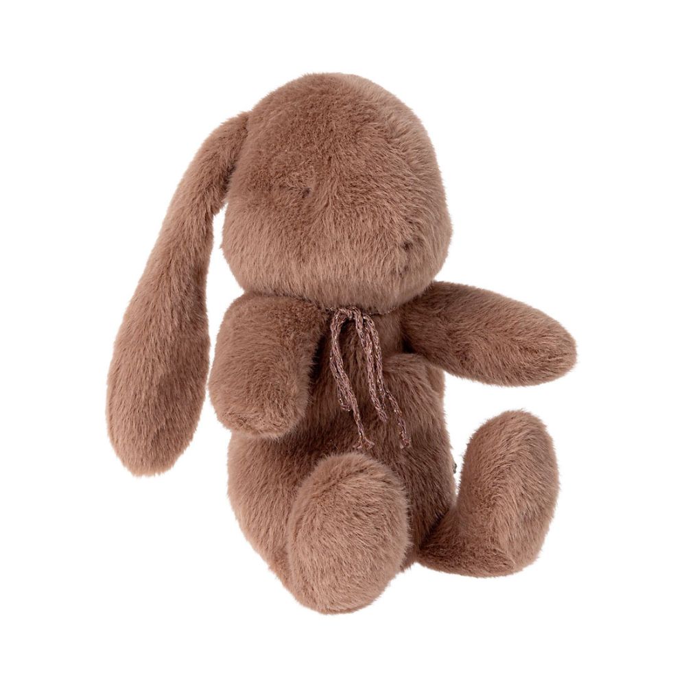 Nougat brun kanin bamse fra Maileg. Kaninen har lange hængeører og stoffet er blød plys.