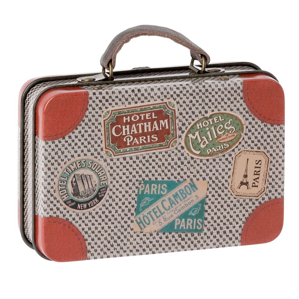 Mini metal kuffert fra Maileg med rejseklistermærker. Kufferten har en lille hank. 