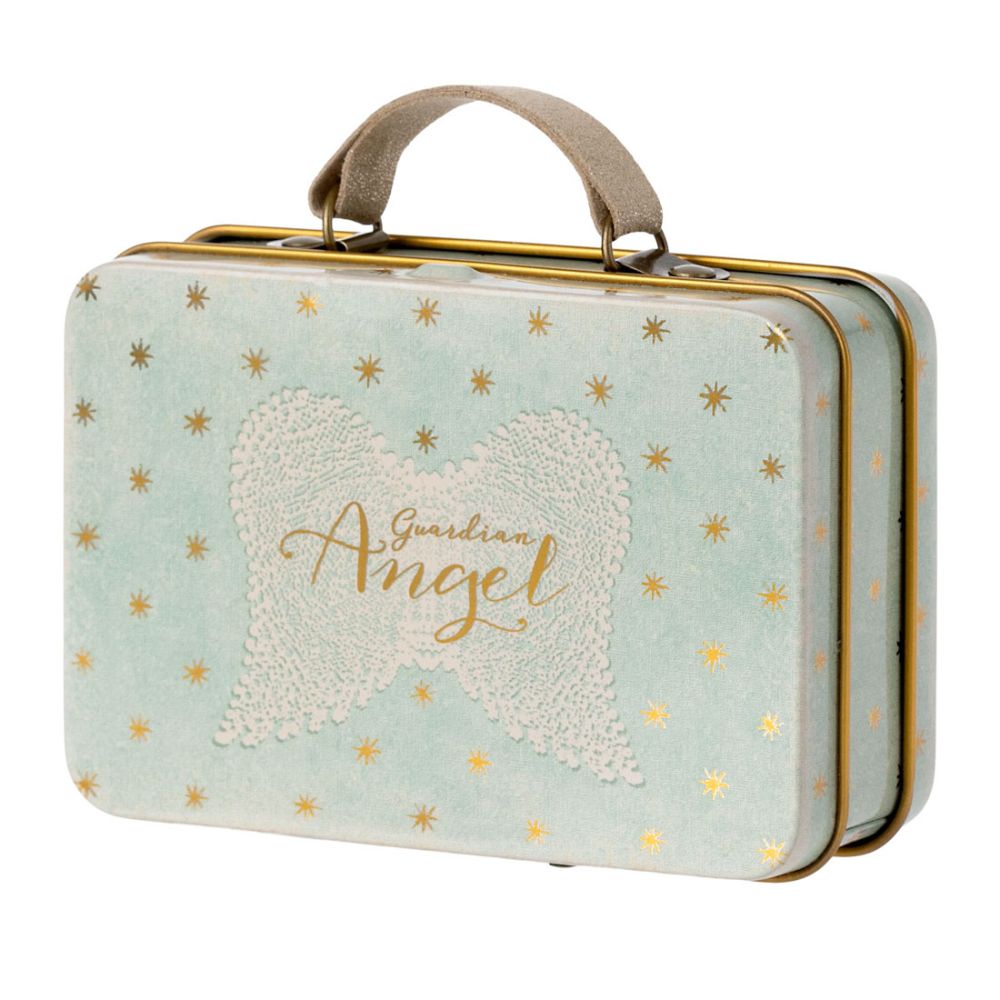 Maileg Guardian Angel mini kuffert i lys mint med guld stjerner og hvide engle vinger.