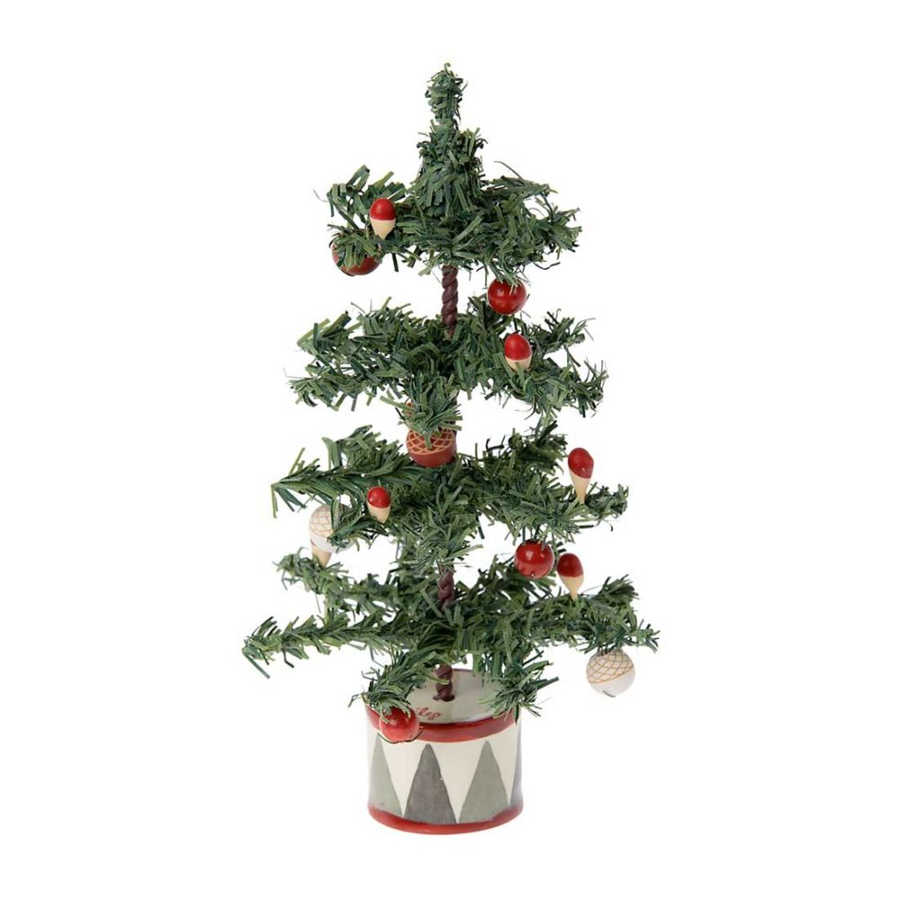 Maileg juletræ med trommefod anno 2022 med rødt og hvidt julepynt.