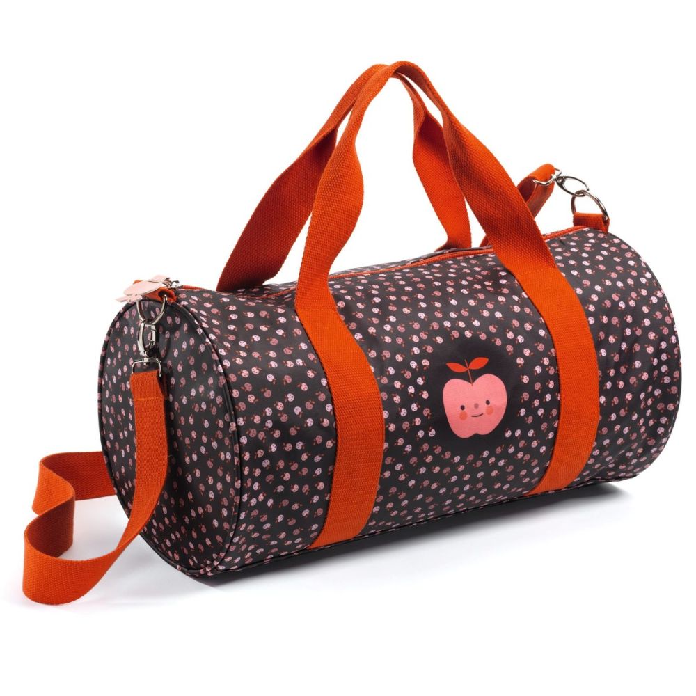 Duffel bag taske til børn fra Djeco. Tasken har røde stropper til hænder og en justerbar skulderstrop