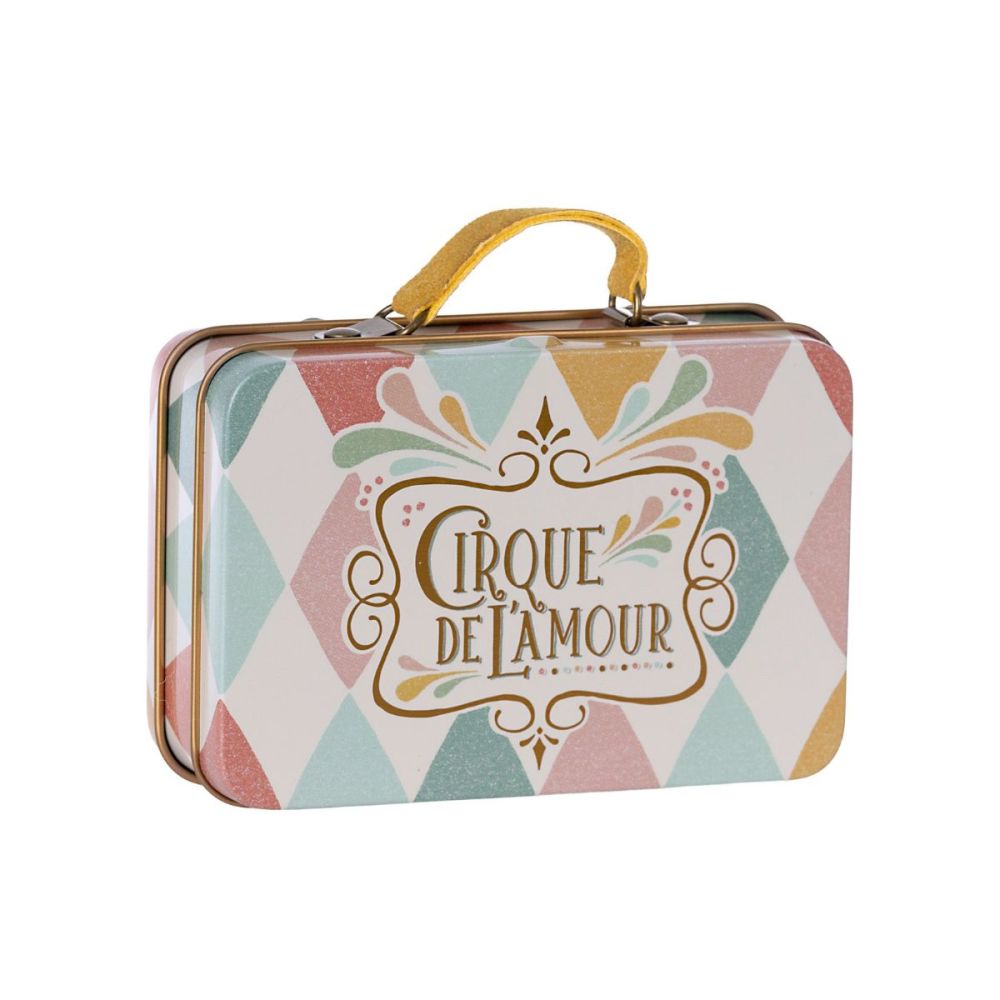 Maileg metal kuffert med farverigt harlekin mønster, gul hank og teskten "Cirque de L'Amour"