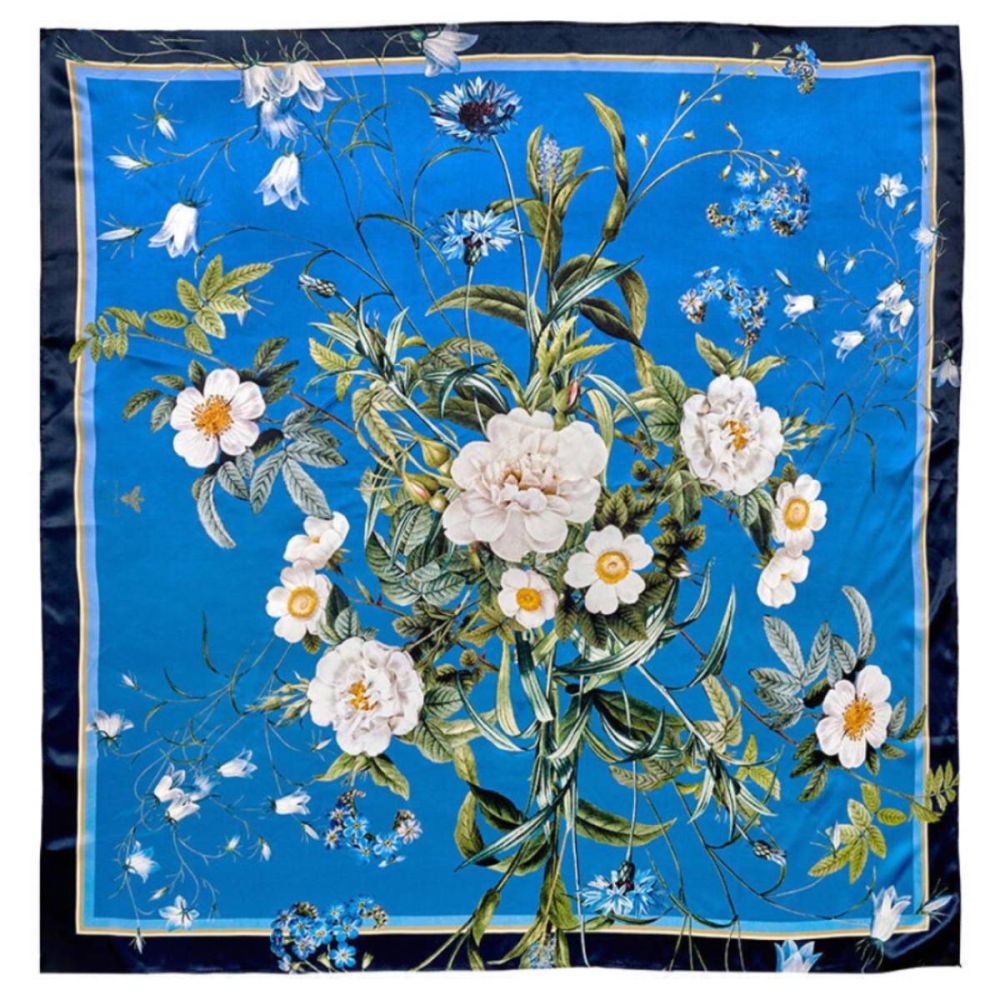 Silketørklæde i elegant blå med blomster designet af Jim Lyngvild lavet af Koustrup & Co. 