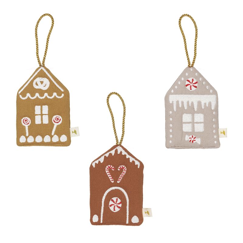fabelab juleophæng i stof formet som honningkagehuse. husene er broderet og i tre forskellige farver okker, beige og kanel