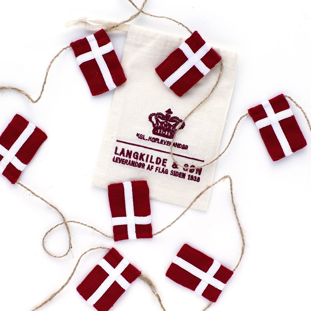 Flagranke med små Dannebrog flag i ægte flagdug fra Langkilde & Søn. Leveres i broderet lærredspose.