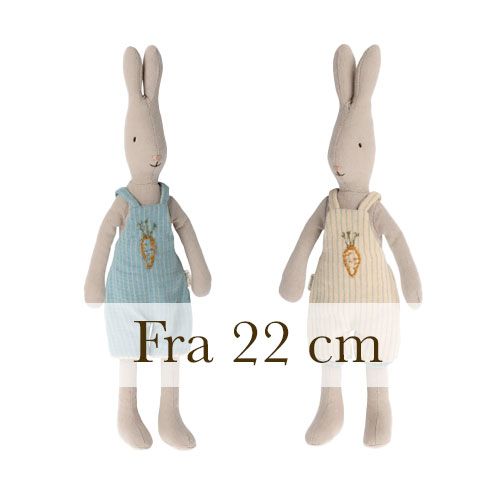 Size 1 og Size 2 kaniner med stritører iført broderet buksedragter. Olisan.dk.