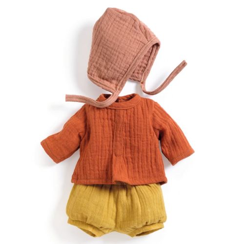Pomea dukketøj i 3 dele: shorts, trøje og babyhjelm i 3 forskellige farver. Se sættet på Olisan.dk.
