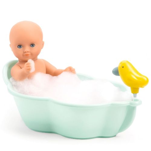 Pomea dukke nyder et bad i Djeco's badekar til dukker. 