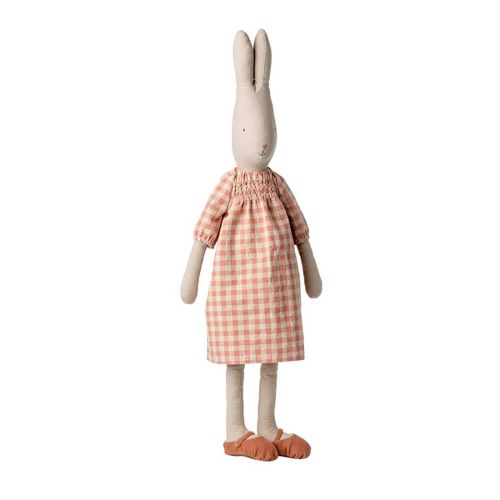 Maileg kanin med stritører iført ternet kjole, undertøj og sko. Kaninen er størrelse 5.