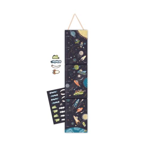 Djeco højdemåler i coated pap med rumraketter, planter og stjerner samt klistermærker til navn og alder