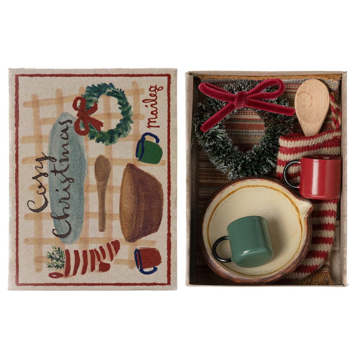 Maileg julesæt med kopper, skål, ske, krans, tæppe, julesok i æske