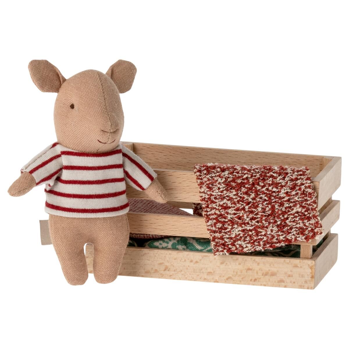 Maileg baby gris bamse med stribet trøje i en træboks med tæppe og madras