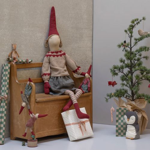 Maileg Nissepige 2025 size 6 - Hildur i nederdel og strik